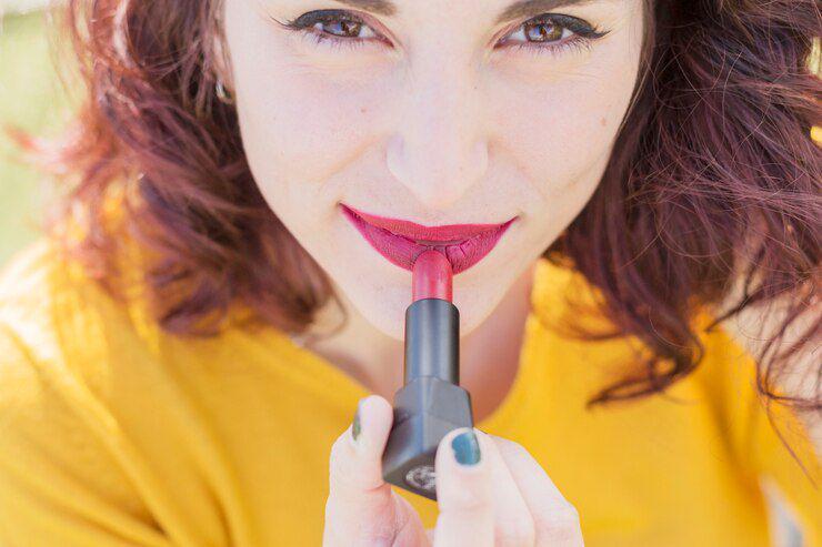 ilustrasi perempuan memakai lipstik (freepik.com/freepik)