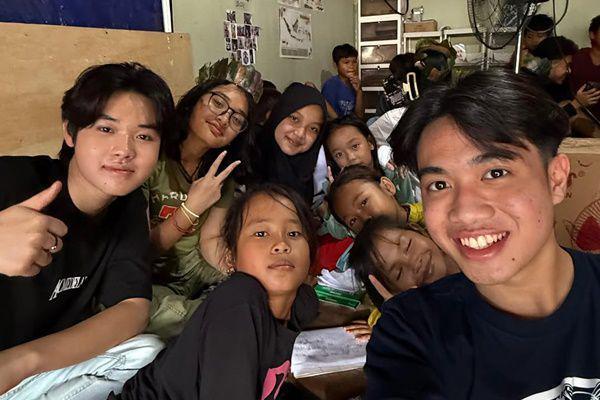 7 Potret Sandy Clash of Champions Ngajar Anak-anak Bantar Gebang