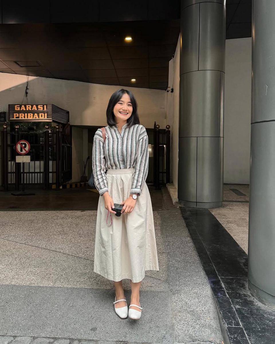 inspirasi outfit pakai rok midi ala Jesica Ceren (instagram.com/jesicaceren)