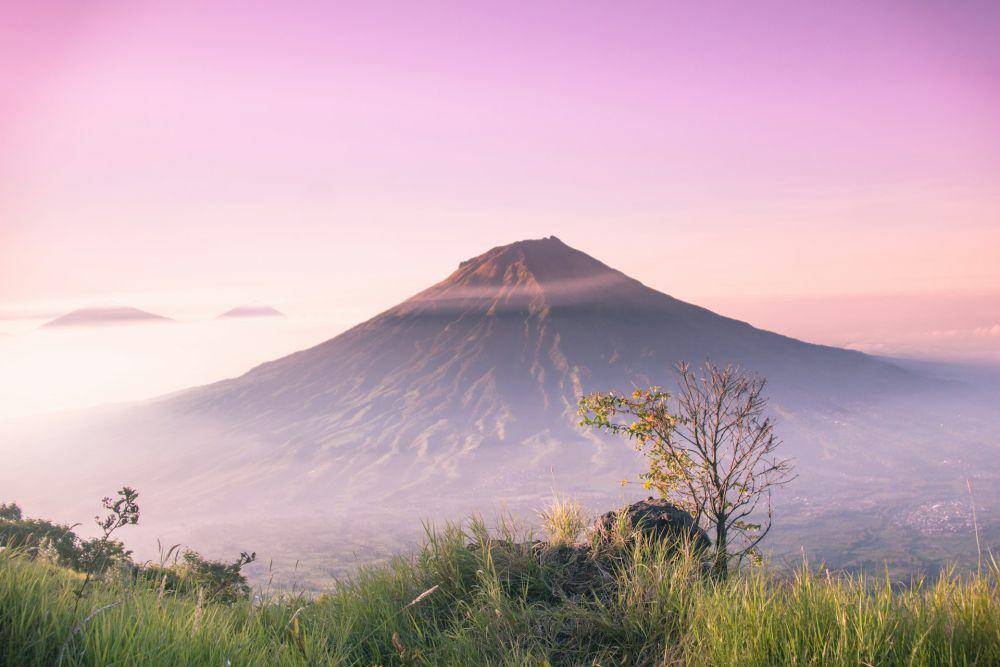 Gunung Sindoro (unsplash.com/Hamzah Hanafi)