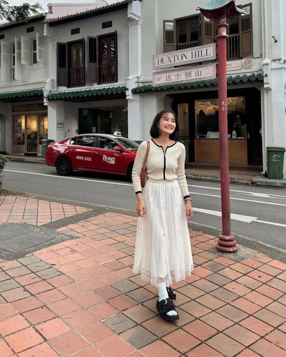 inspirasi outfit pakai rok midi ala Jesica Ceren (instagram.com/jesicaceren)