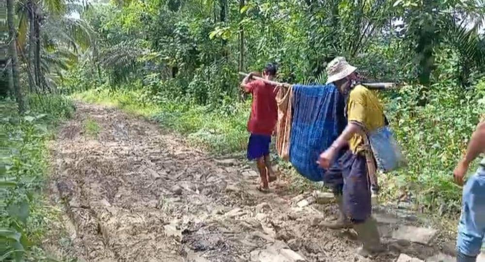Ibu Hamil di Pandeglang Ditandu 5 Km ke Faskes untuk Lahiran