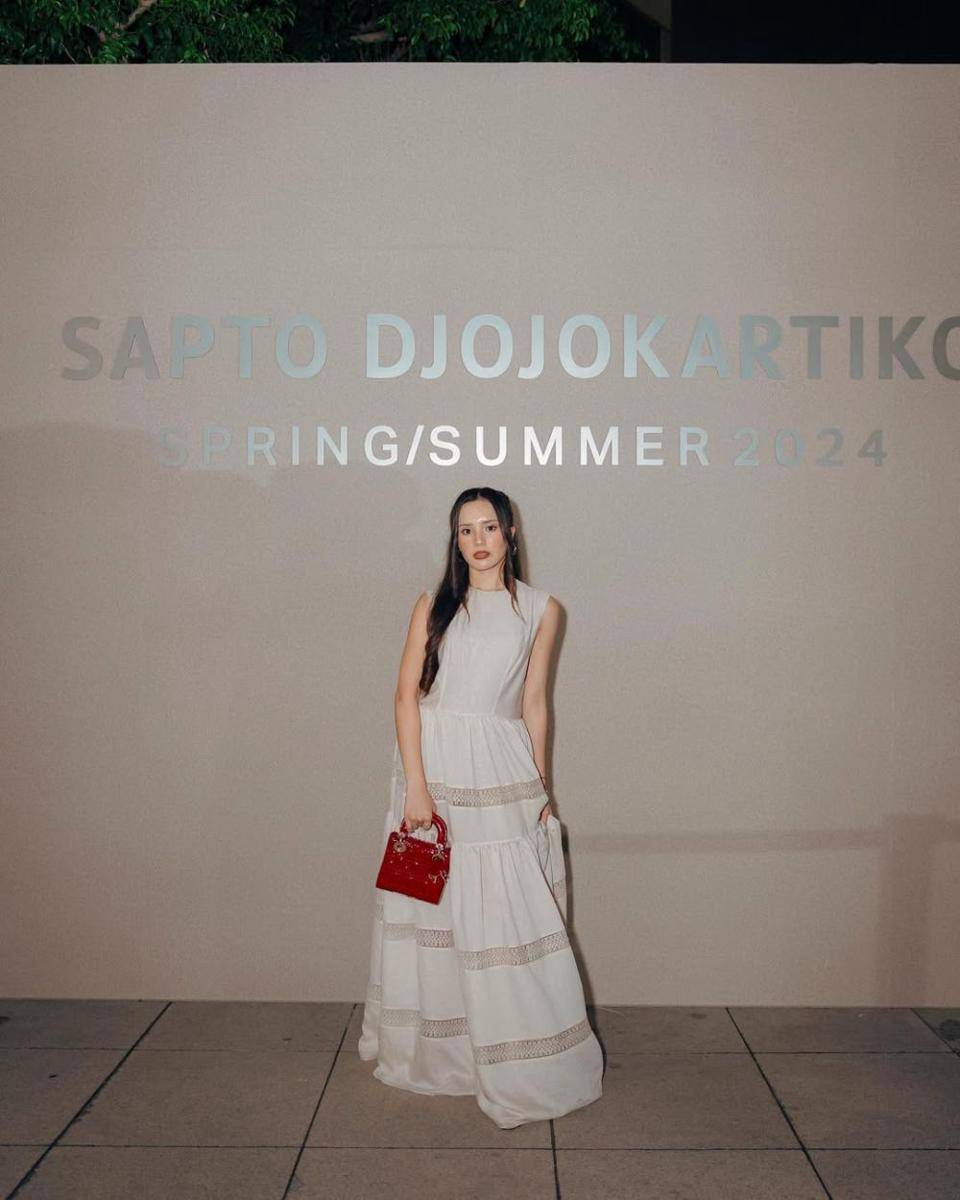 inspirasi dress pesta ala Beby Tsabina (instagram.com/bebytsabina)