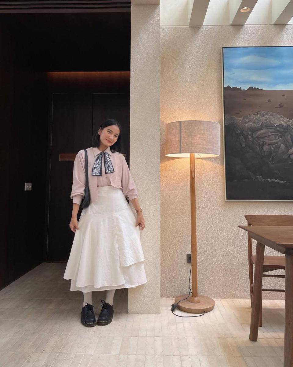 inspirasi outfit pakai rok midi ala Jesica Ceren (instagram.com/jesicaceren)