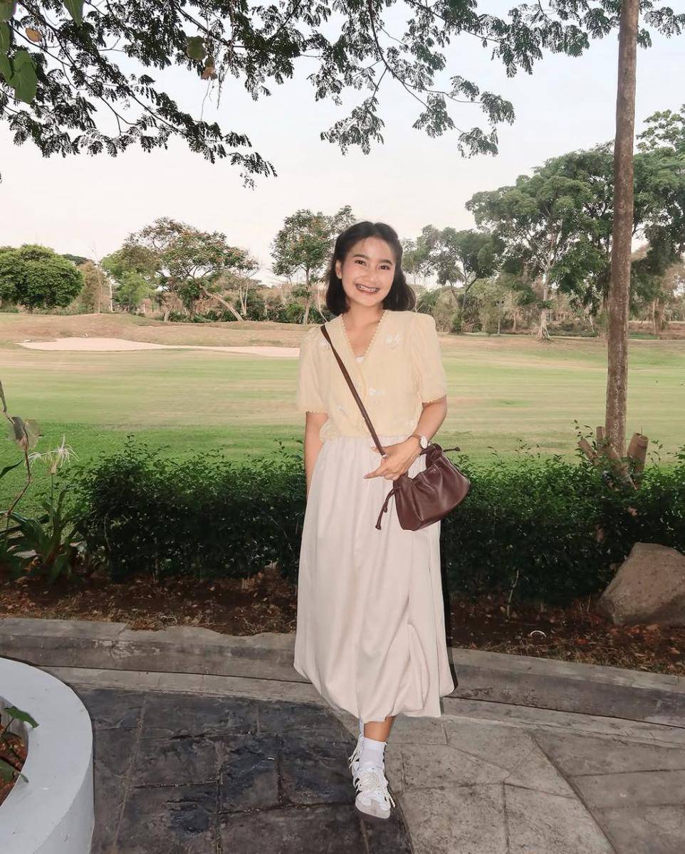 inspirasi outfit pakai rok midi ala Jesica Ceren (instagram.com/jesicaceren)