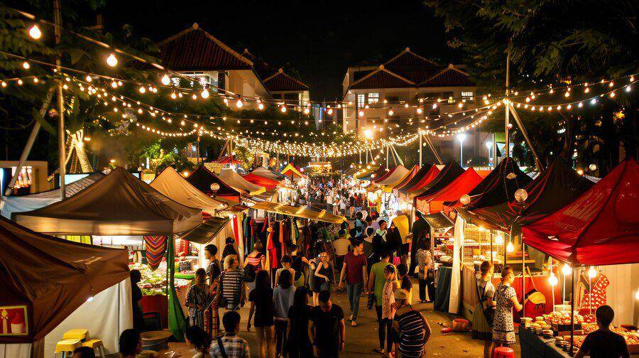 Ilustrasi night market. (freepik.com/tujuhal84)