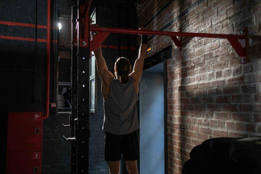 Teknik dead hang (pexels.com/cottonbro studio)