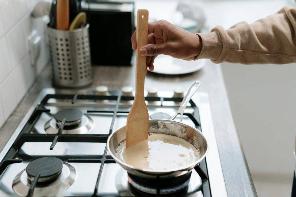 ilustrasi memasak tepung dan susu (pexels.com/cottonbro studio)