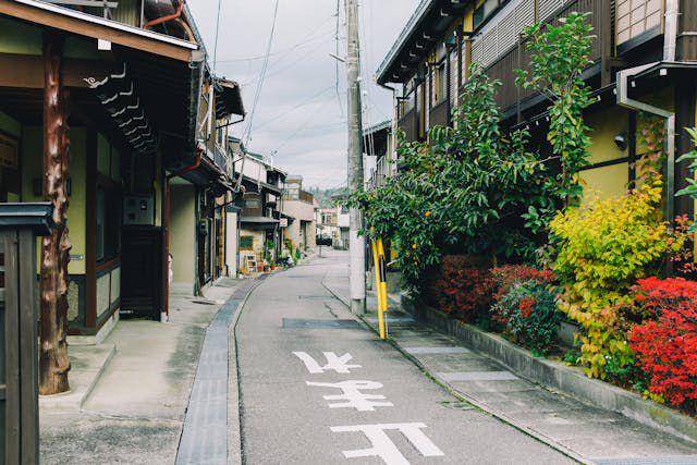 ilustrasi rumah di dalam gang (pexels.com/pixabay)