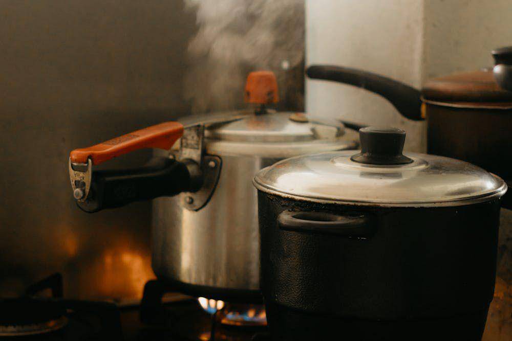 Ilustrasi memasak dengan panci presto (pexels.com/Leticia Curvelo)