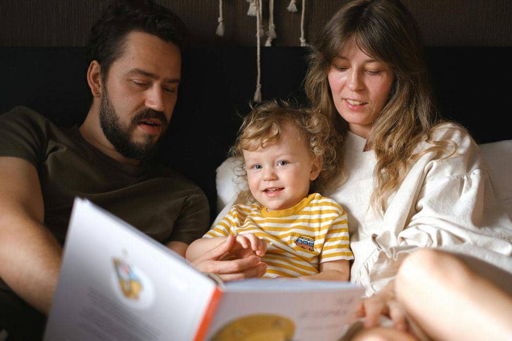ilustrasi orangtua dan anak (pexels.com/Anna Shvets)