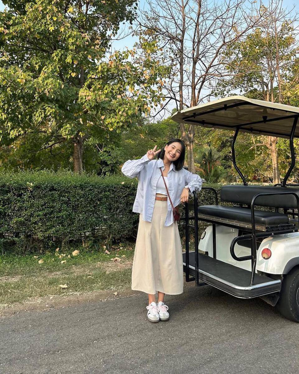 inspirasi outfit pakai rok midi ala Jesica Ceren (instagram.com/jesicaceren)