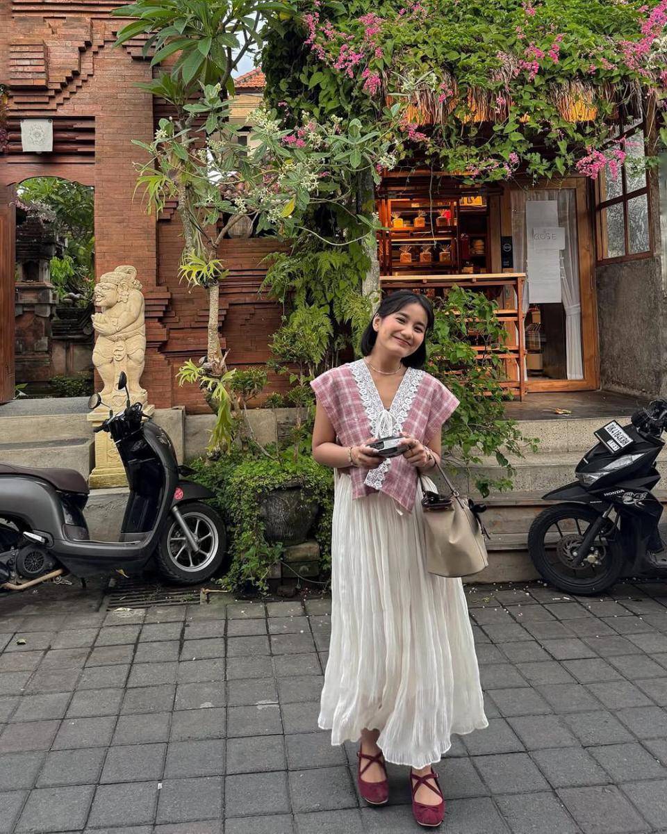 referensi pleated skirt ala Jesica Ceren (instagram.com/jesicaceren)