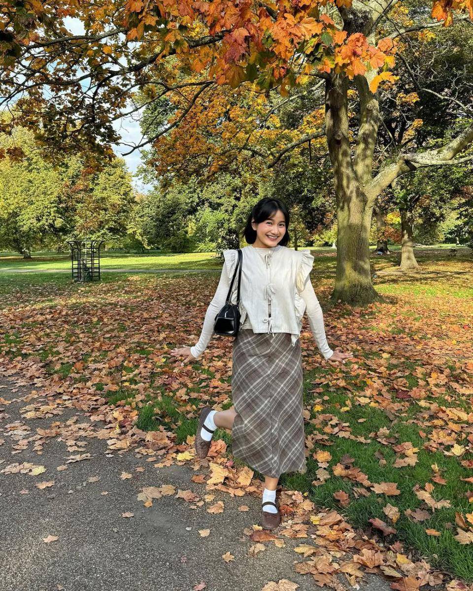 inspirasi outfit pakai rok midi ala Jesica Ceren (instagram.com/jesicaceren)