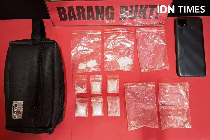 Barang bukti sabu-sabu dan lainnya milik tersangka S (IDN Times/Ervan)