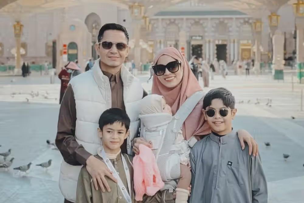 8 Potret Alyssa Soebandono Umrah Sekeluarga, Ajak Baby Aulia