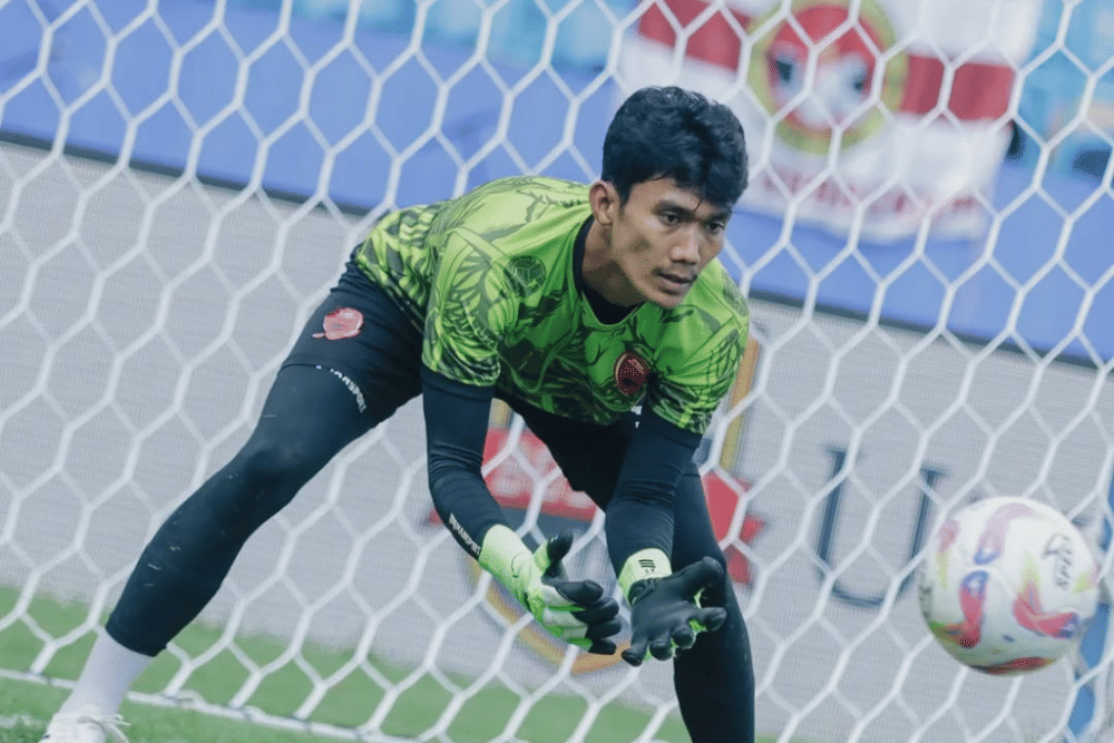 Kiper PSM Makassar, Hilman Syah, dalam sesi pemanasan jelang laga pekan ke-12 BRI Liga 1 2024/25 kontra Borneo FC Samarinda di Stadion Batakan Balikpapan pada 2 Desember 2024. (Instagram.com/psm_makassar)