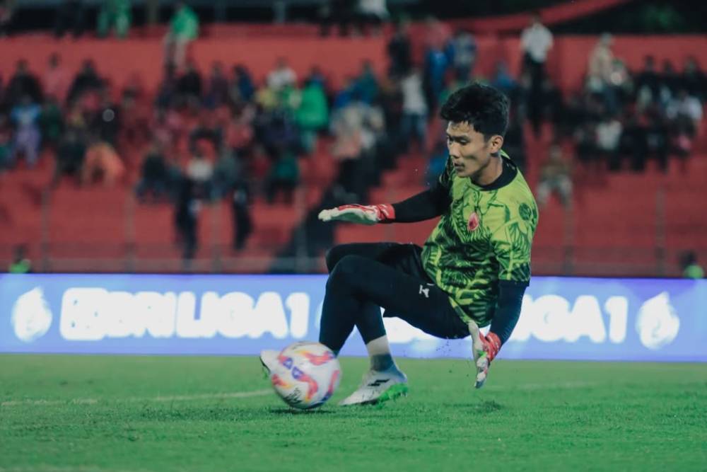 Kiper PSM Makassar, Hilman Syah, dalam sesi pemanasan jelang laga pekan ke-11 BRI Liga 1 2024/25 kontra Semen Padang di Stadion H. Agus Salim Padang pada 21 November 2024. (Instagram.com/psm_makassar)
