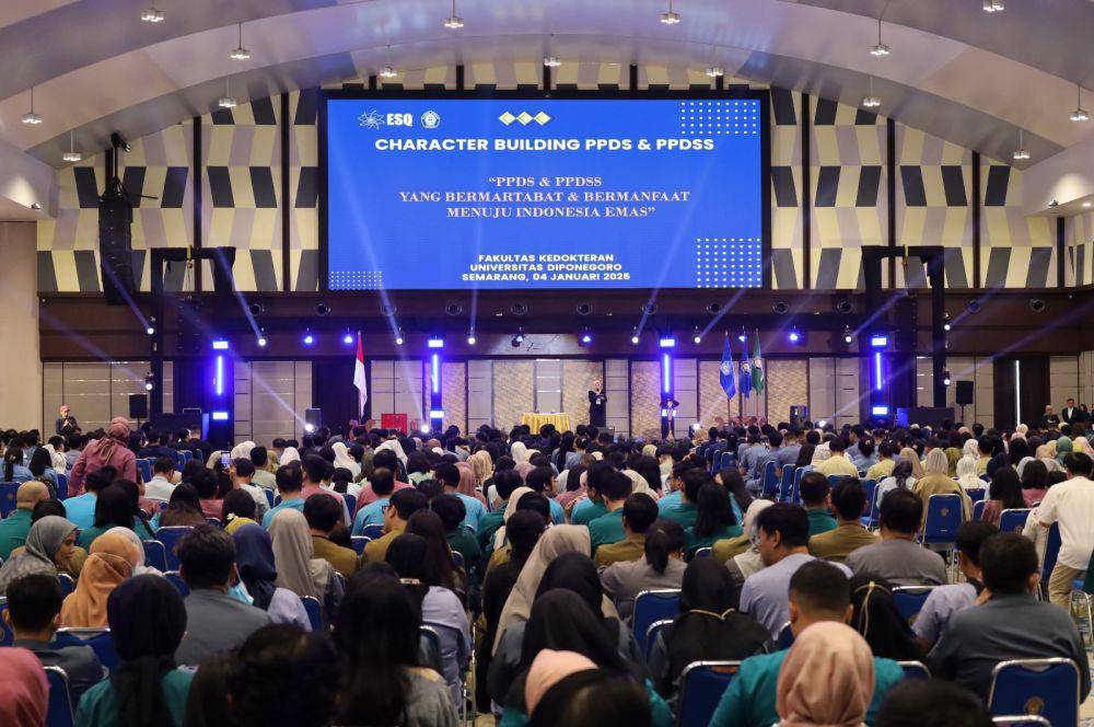 Fakultas Kedokteran Universitas Diponegoro menggelar kegiatan Character Building ESQ bertajuk “PPDS yang Bermartabat dan Bermanfaat Menuju Indonesia Emas” untuk  Program Pendidikan Dokter Spesialis (PPDS) dan PPDS Subspesialis, FK Undip di Muladi Dome Undip, Sabtu (4/01/2025). (dok. Undip)