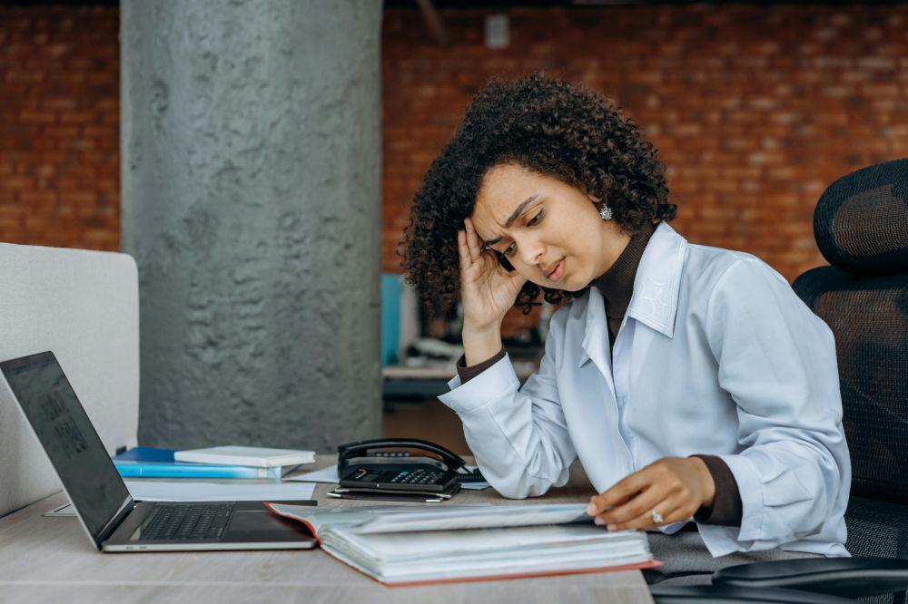 8 Cara Menghentikan Overthinking di Kantor, Kerja Lebih Nyaman!