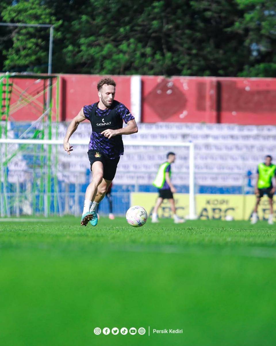 Pemain Persik Kediri saat berlatih. Instagram.com/persikfcofficial