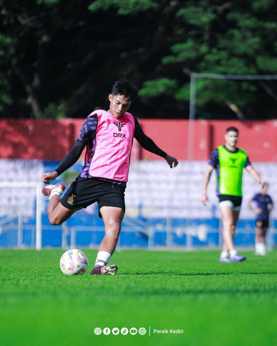 Pemain Persik Kediri saat berlatih. Instagram.com/persikfcofficial