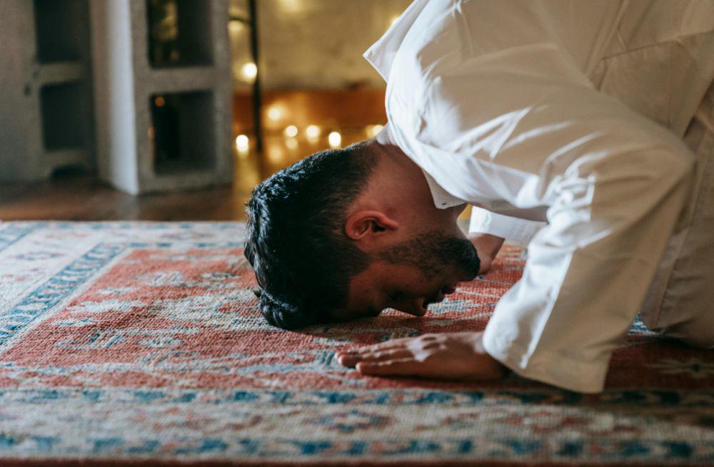 Seseorang yang Sedang Melaksanakan Shalat dengan Khusyuk (pexels.com/MichaelBurrows)