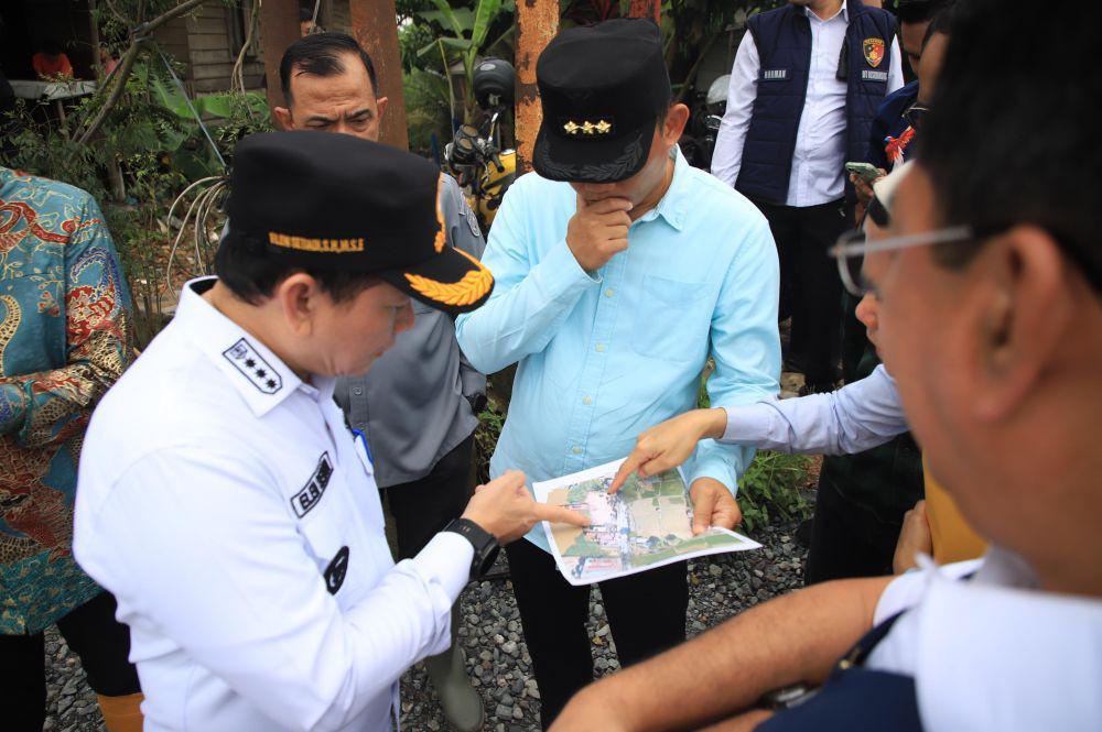 Pj Gubernur Sumsel Elen Setiadi dan Pj Wali Kota Palembang Cheka Virgowansyah meninjau lokasi pembangunan jalan layang Gandus, Palembang, Minggu (5/1/2025). (Dok: Humas Pemprov Sumsel)