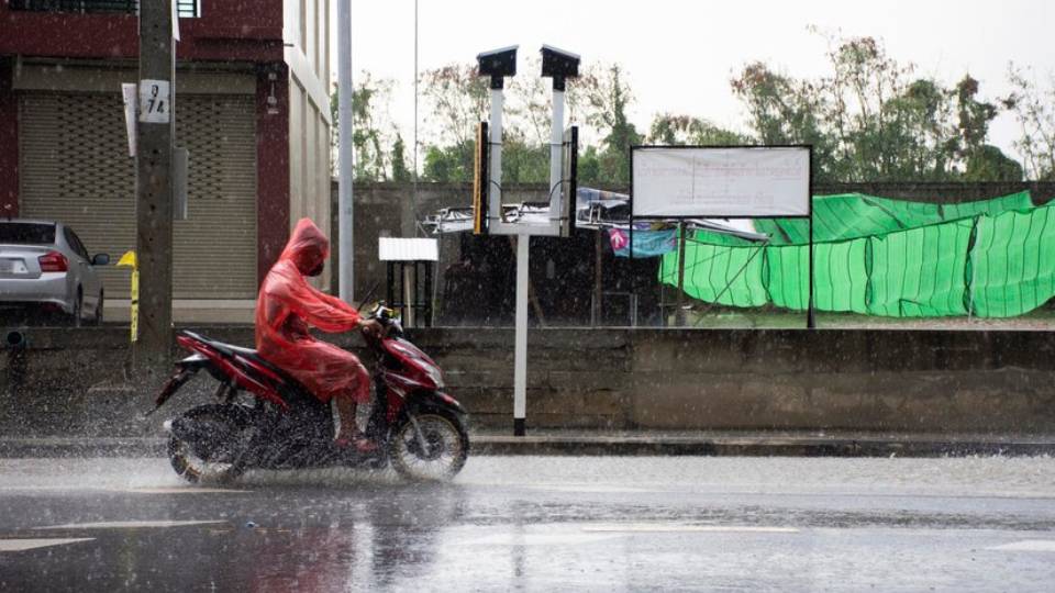 Berkendara motor saat hujan (freepik.com/homrak)