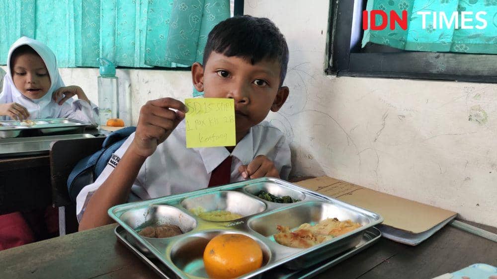 Pelaksanaan program makan bergizi gratis di SDN 15 Slipi, Palmerah, Jakbar, pada Senin (6/1/2025). (IDN/Yosafat Diva Bayu Wisesa)