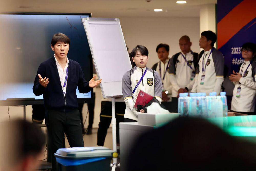 potret kedekatan Shin Tae Yong dan Jeje (instagram.com/shintaeyong7777)