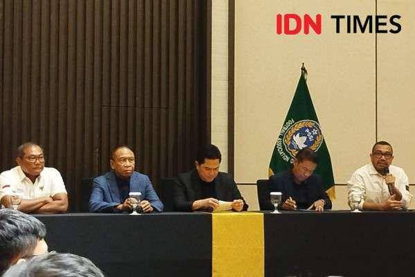 Ketua Umum PSSI Erick Thohir (kanan) didampingi Wakil Ketua Umum PSSI Zainudin Amali (kiri) menerangkan pemutusan hubungan kerja Shin Tae Yong di Timnas Indonesia. (ANTARA FOTO/Aprillio Akbar)