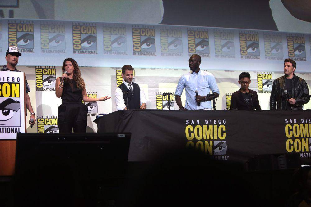 David Ayer, Patty Jenkins, Zack Snyder, Rick Famuyiwa, James Wan dan Ben Affleck di San Diego Comic-Con International 2016 di San Diego, California (commons.wikimedia.org/Gage Skidmore)