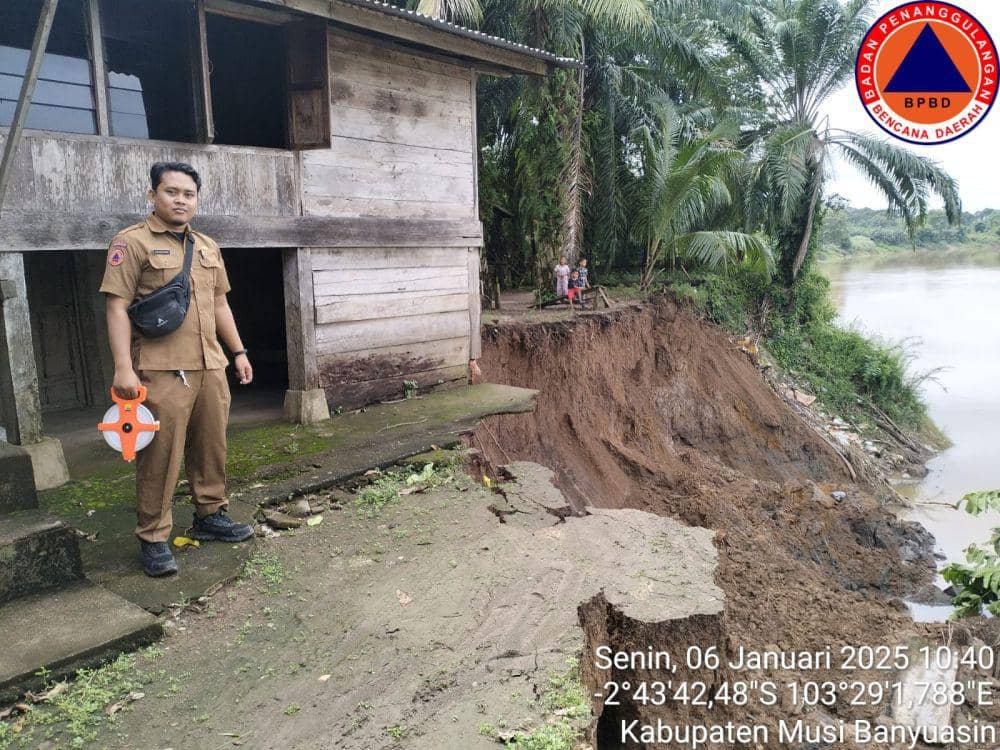 Kondisi jalan longsor di Kabupaten Muba. (Dok. BPBD Muba)