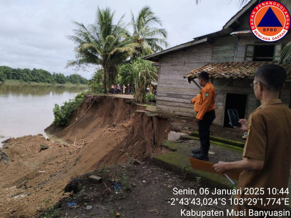 Kondisi jalan longsor di Kabupaten Muba. (Dok. BPBD Muba)
