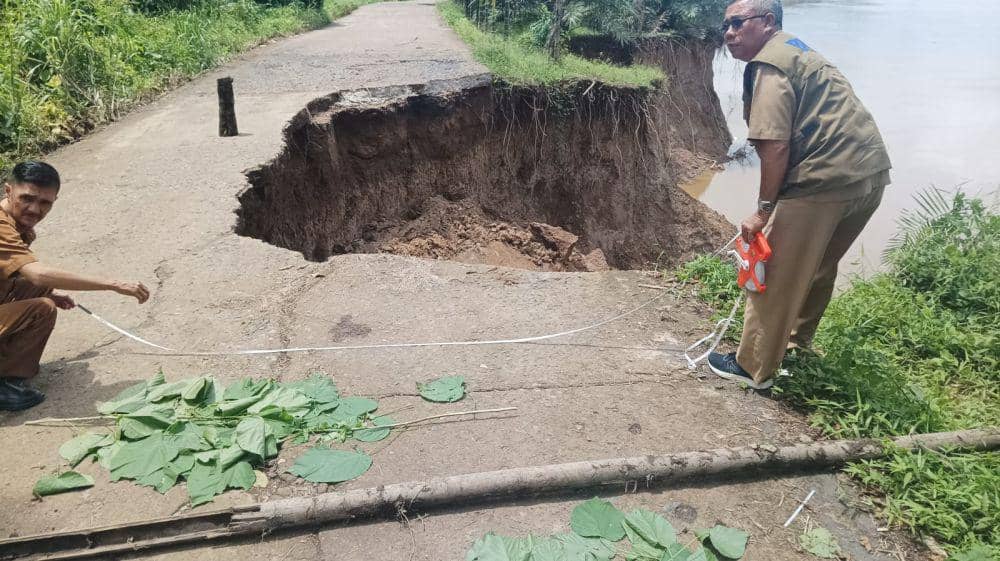 Kondisi jalan longsor di Kabupaten Muba. (Dok. BPBD Muba)
