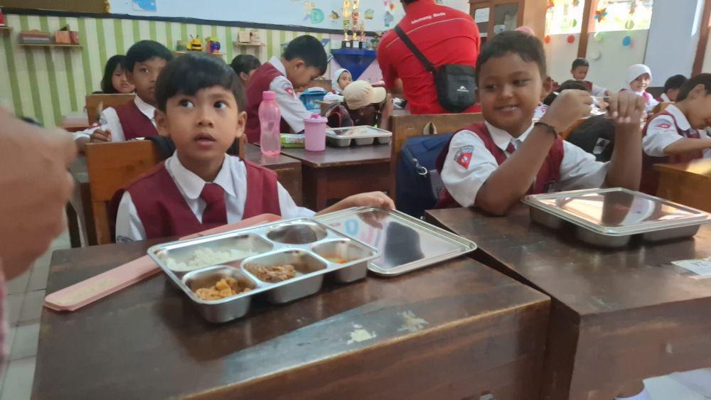 Hari Pertama MBG, Siswa SD di Malang Bilang Nasinya Kurang Banyak