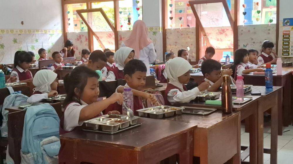 Program MBG di SDN Tamanharjo 1. (IDN Times/Rizal Adhi Pratama)