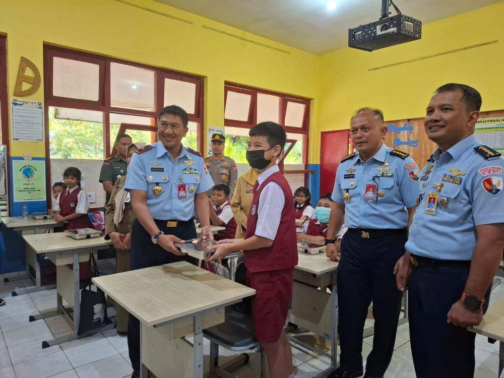Lanud Abdulrachman Saleh pantau distribusi MBG di SDN Tamanharjo 1. (IDN Times/Rizal Adhi Pratama)