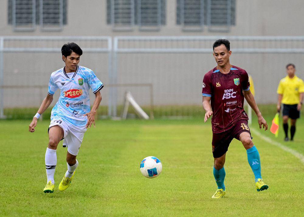 Maldini Pali (merah) memperkuat Persewangi. Fitri Anggia