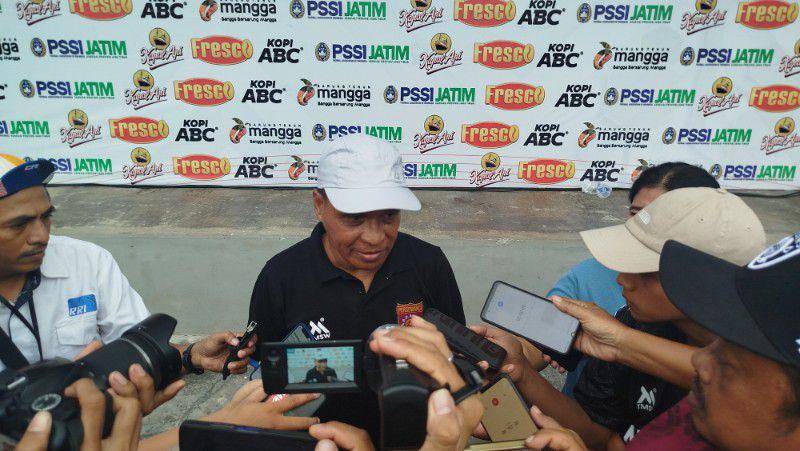 Pelatih Persewangi, Alex Saunu. Fitri Anggia