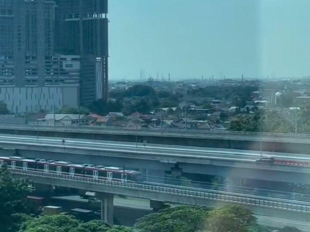 Viral, LRT Berhenti di Tengah Jalur Sebelum Masuk Stasiun Bekasi Barat