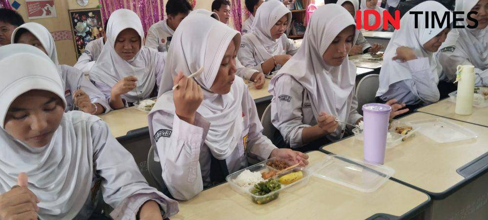 pembagian makan gratis di SMP N 19 Palembang (IDN Times/Feny Maulia Agustin)