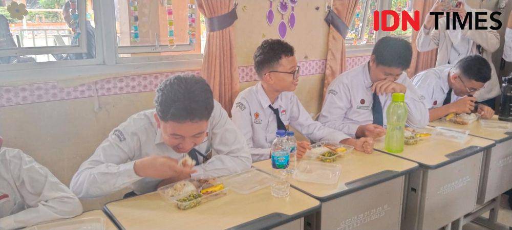 pembagian makan gratis di SMP N 19 Palembang (IDN Times/Feny Maulia Agustin)