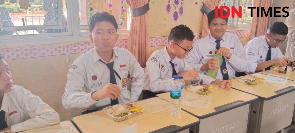 pembagian makan gratis di SMP N 19 Palembang (IDN Times/Feny Maulia Agustin)