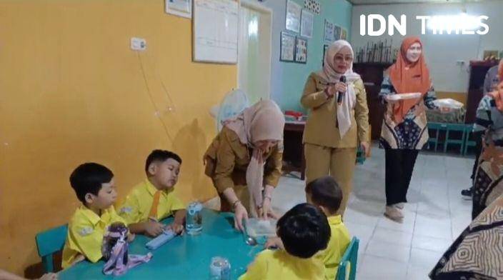 pembagian makanan gratis di TK Palembang (Tangkapan layar/IDN Times Feny Maulia Agustin)