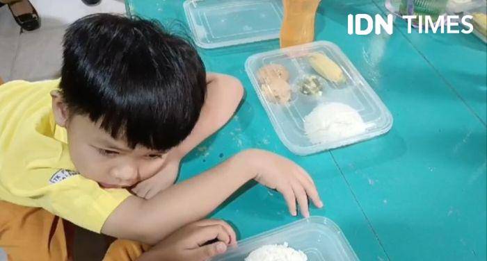 pembagian makanan gratis di TK Palembang (Tangkapan layar/IDN Times Feny Maulia Agustin)