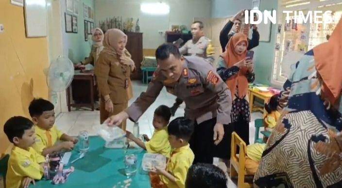 pembagian makanan gratis di TK Palembang (Tangkapan layar/IDN Times Feny Maulia Agustin)