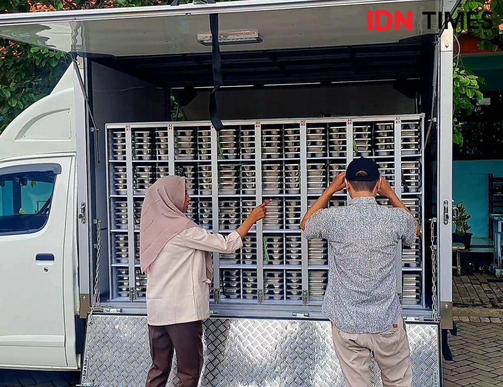 Makanan bergizi gratis di mobil boks. IDN Times/Ardiansyah Fajar.