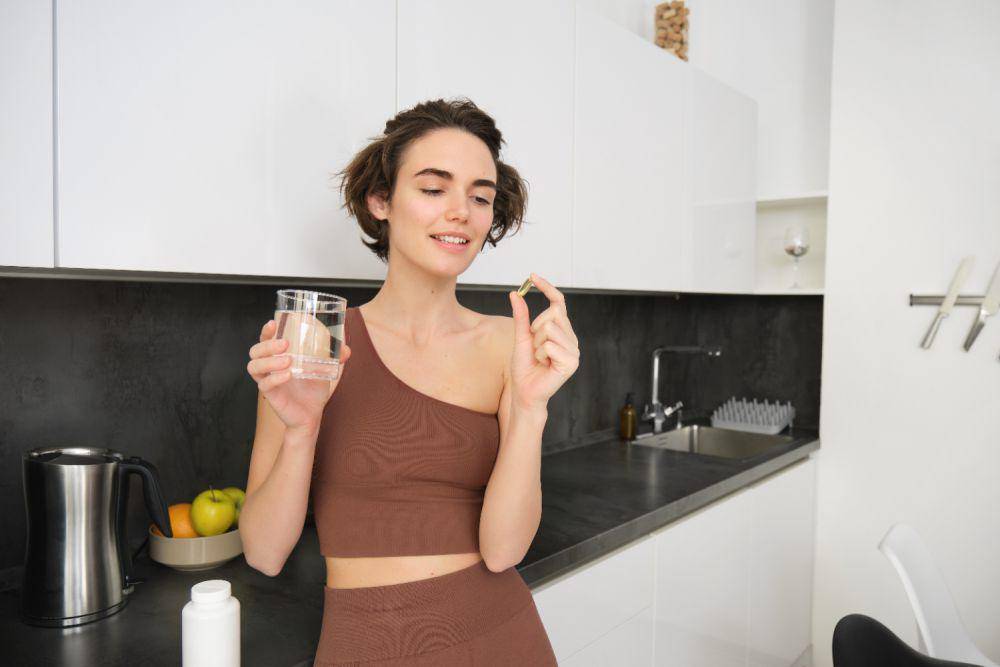 Ilustrasi wanita minum suplemen (freepik.com/benzoix)